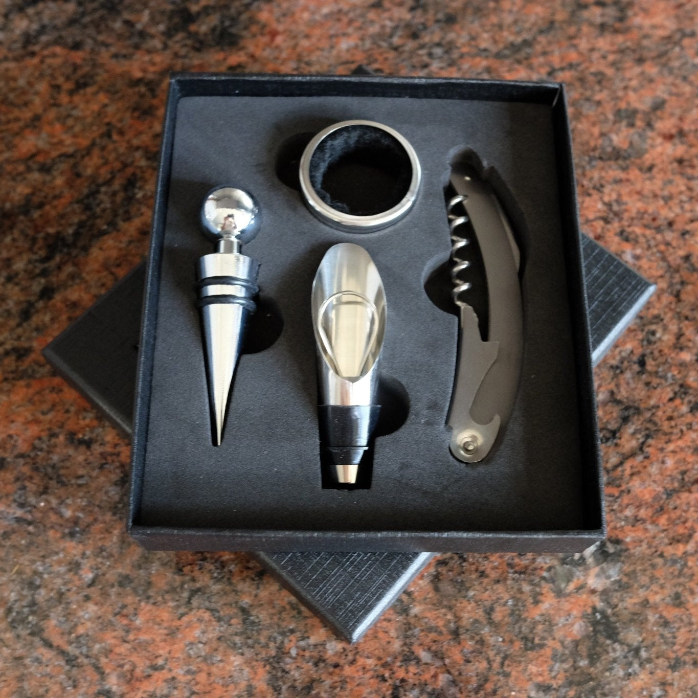 Perfect voor wijnliefhebbers – 4 - delige wijnaccessoireset in elegante zwarte box - THINGS - TO - BUY