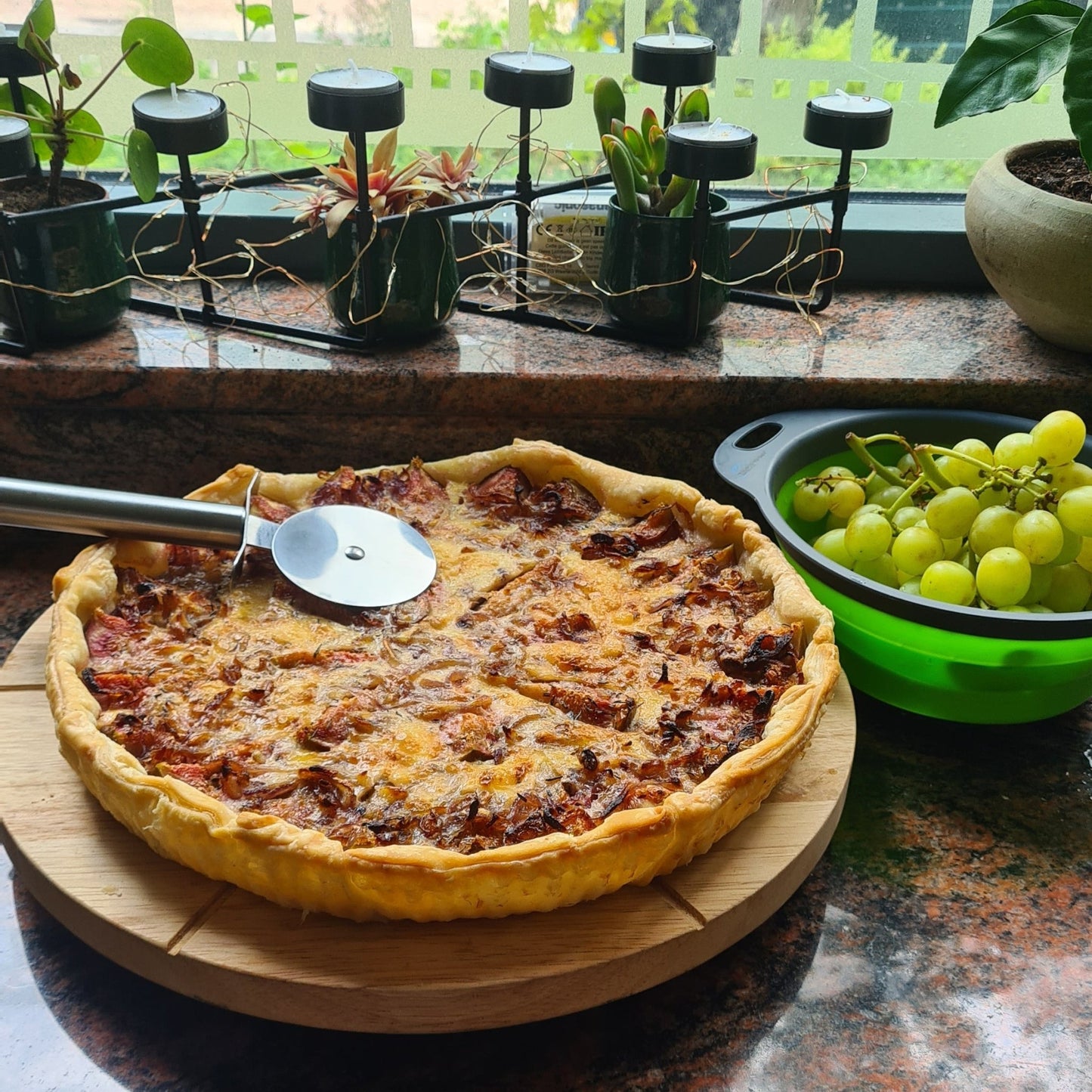Praktisch en stabiel – draaibaar pizzabord Ø33 cm met snijgroeven en antislip voet - THINGS - TO - BUY