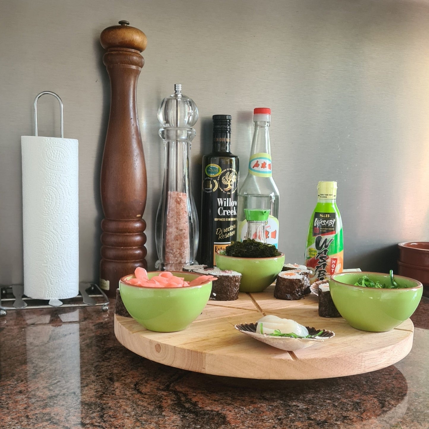 Praktisch en stabiel – draaibaar pizzabord Ø33 cm met snijgroeven en antislip voet - THINGS - TO - BUY