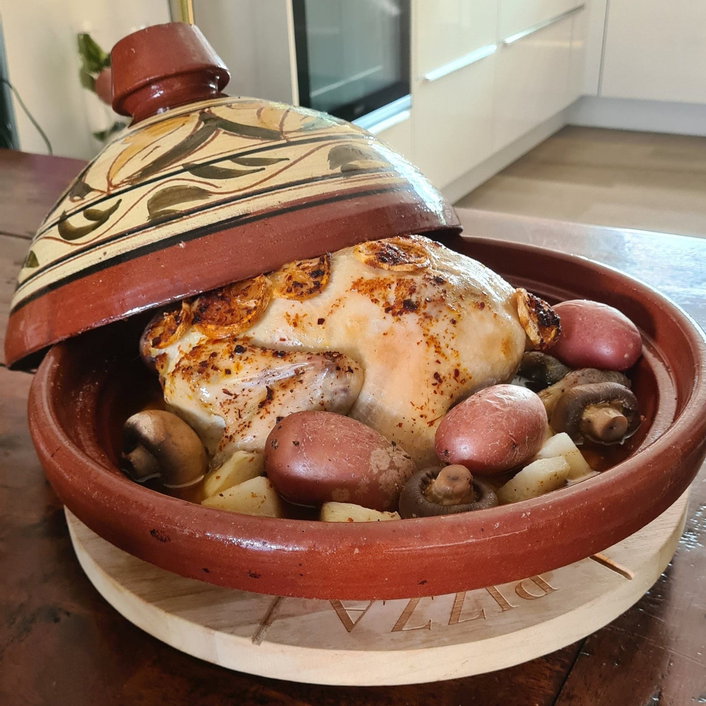 Praktisch en stabiel – draaibaar pizzabord Ø33 cm met snijgroeven en antislip voet - THINGS - TO - BUY