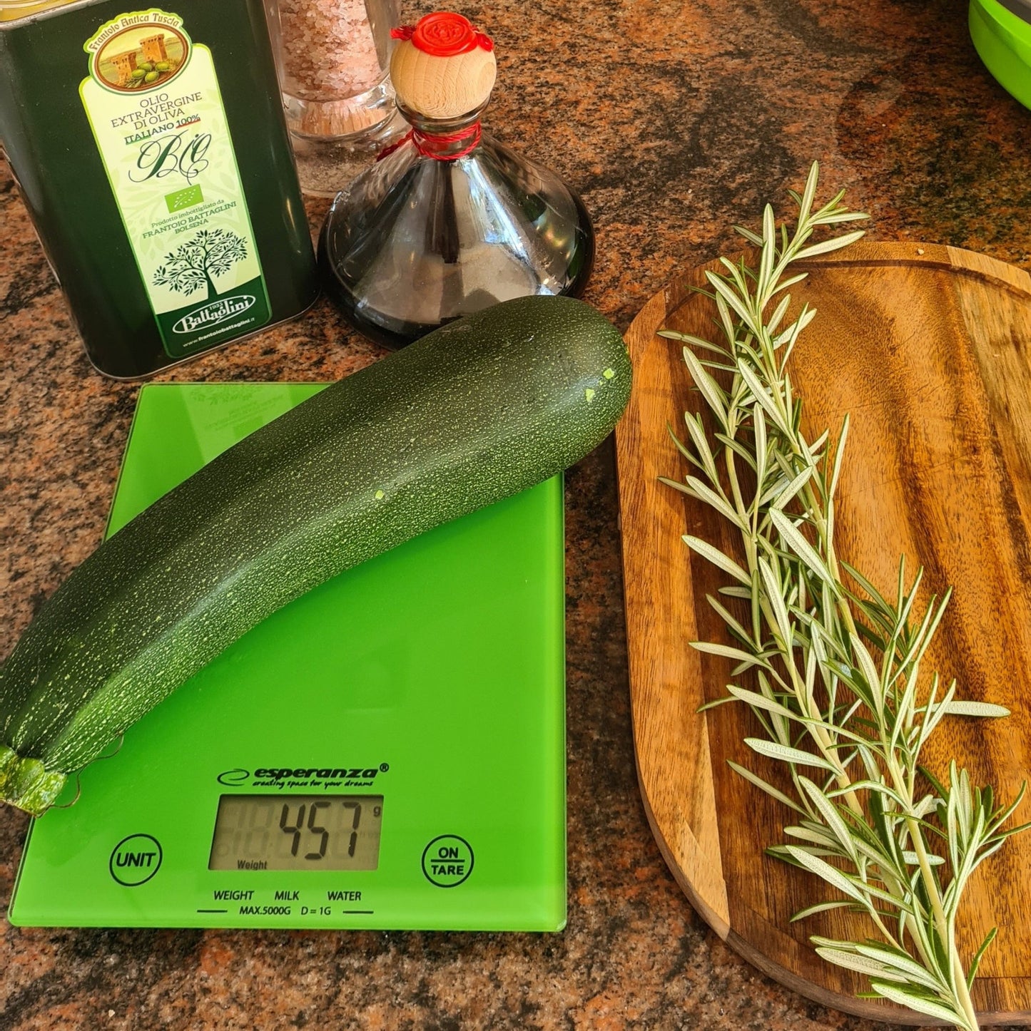 Weeg met precisie – digitale keukenweegschaal tot 5 kg, compact & stijlvol groen - THINGS - TO - BUY