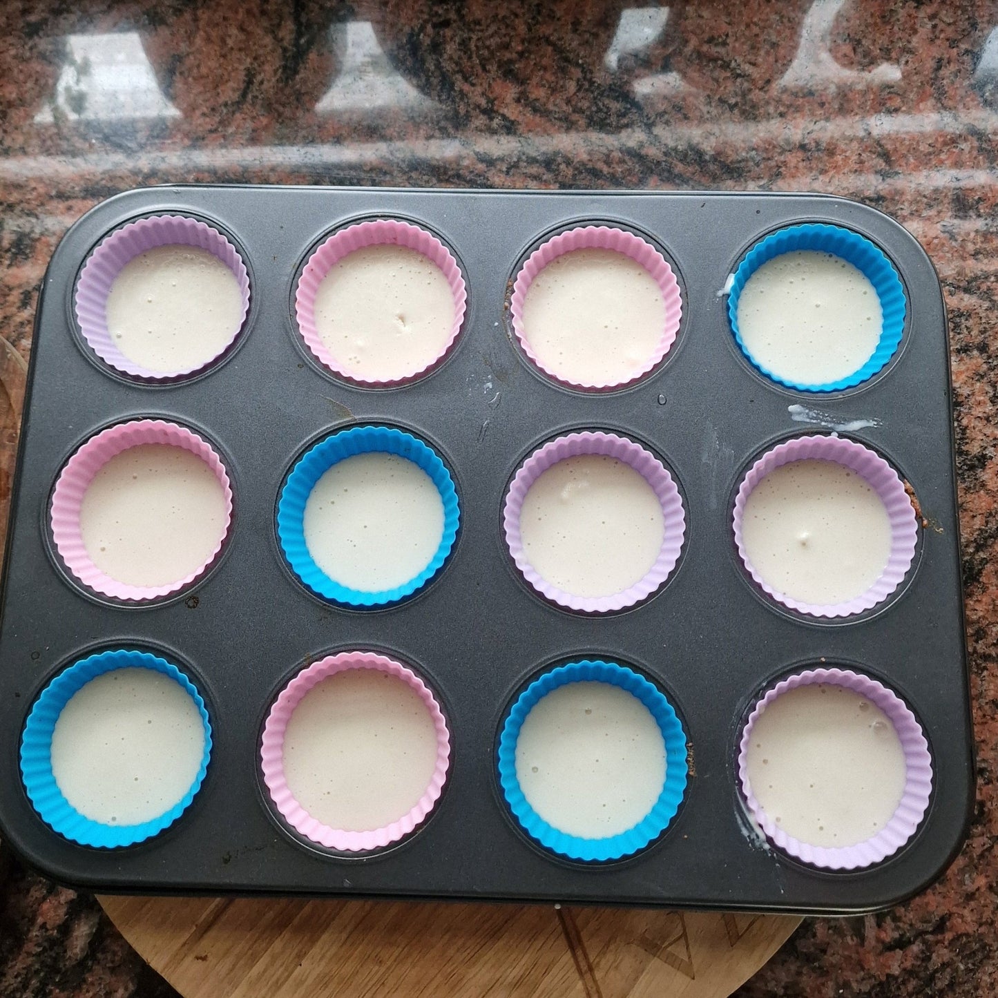 Bakken wordt leuk – muffinbakvorm met 12 siliconen vormpjes, hittebestendig & BPA - vrij - THINGS - TO - BUY