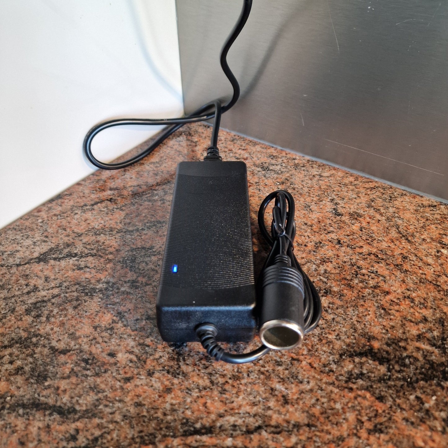 Omvormer 220V naar 12V 15A – 180 Watt Adapter voor extra zware toepassingen - THINGS-TO-BUY