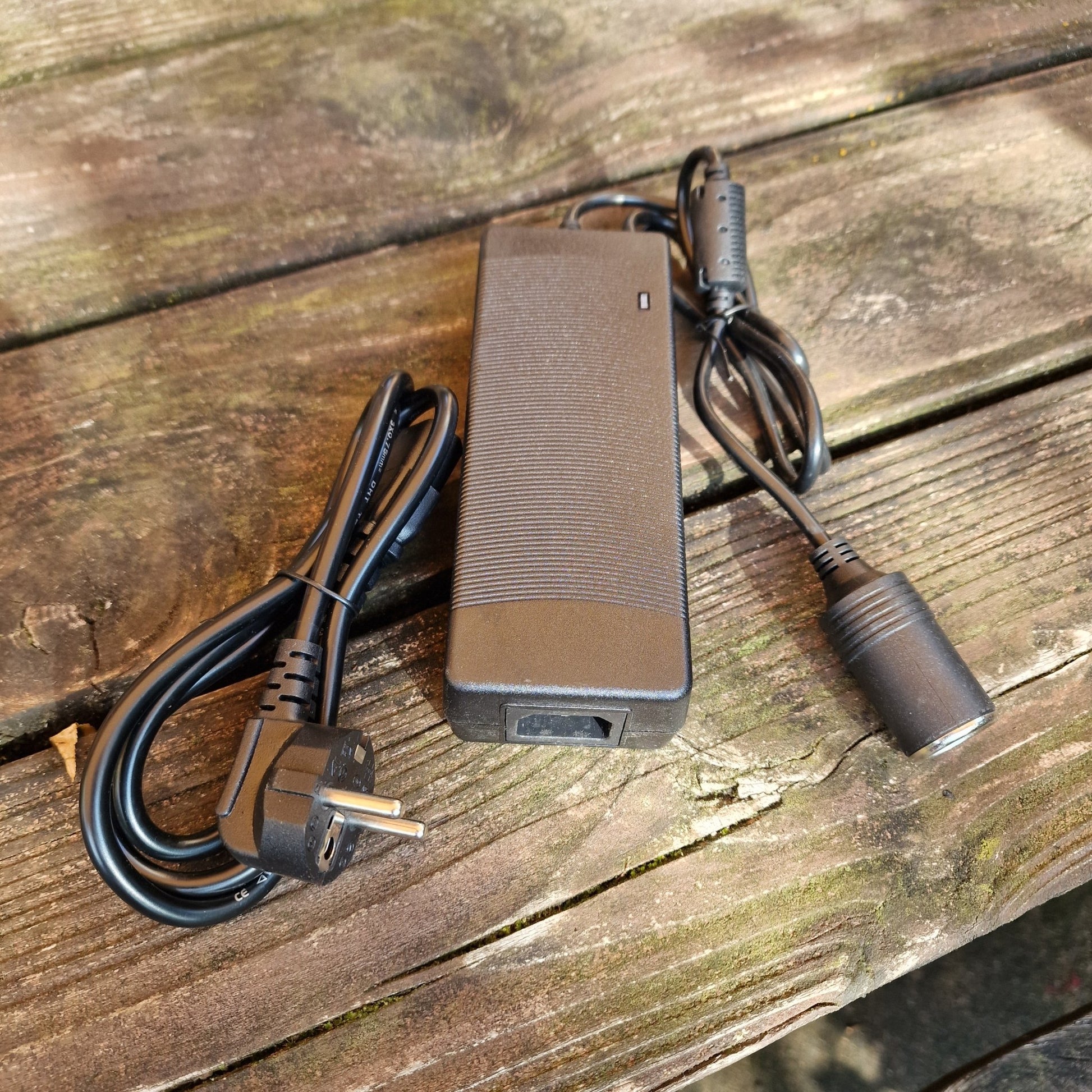 Omvormer 220V naar 12V 15A – 180 Watt Adapter voor extra zware toepassingen - THINGS-TO-BUY