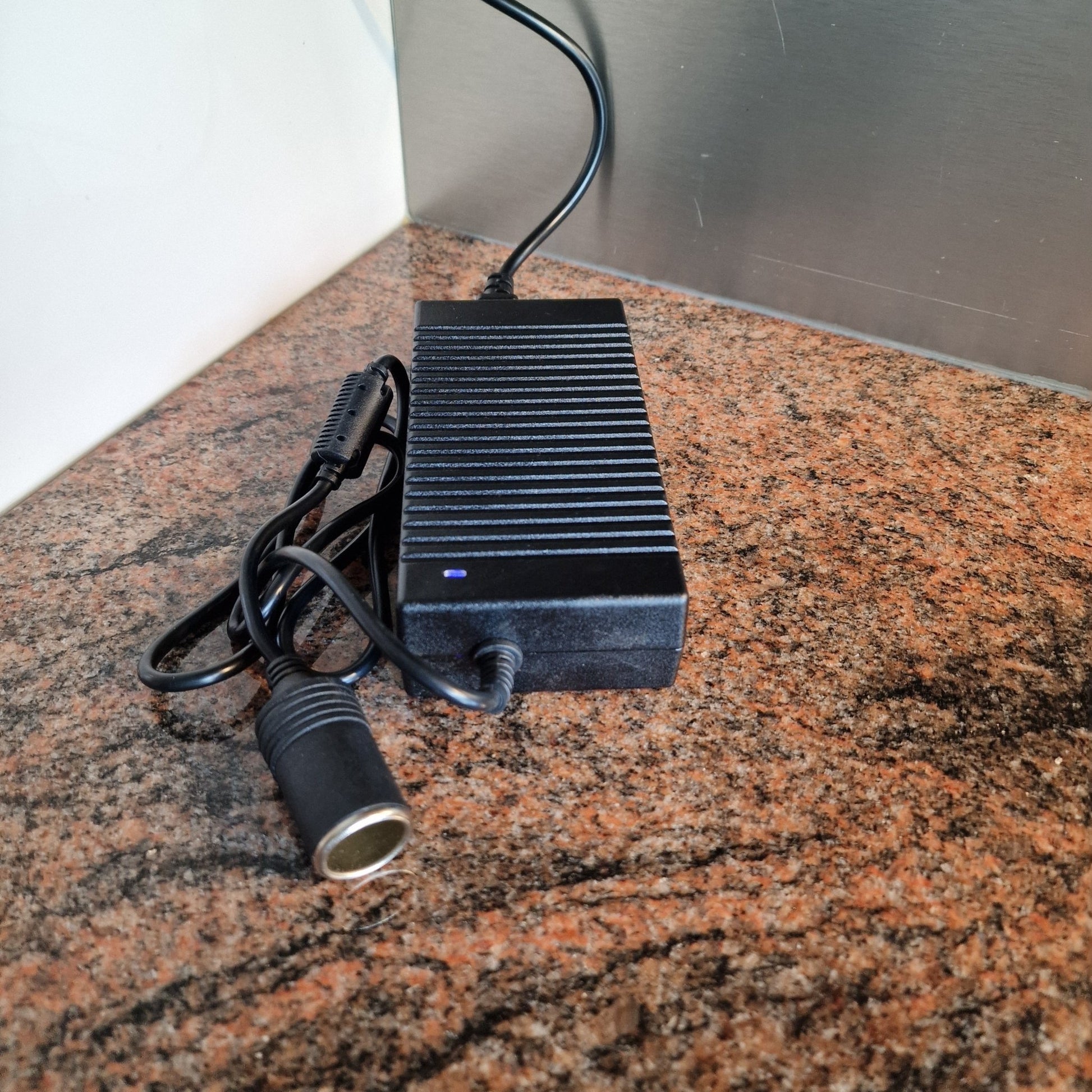 Omvormer 220V naar 12V 20A – 240 Watt Adapter voor professioneel gebruik - THINGS-TO-BUY