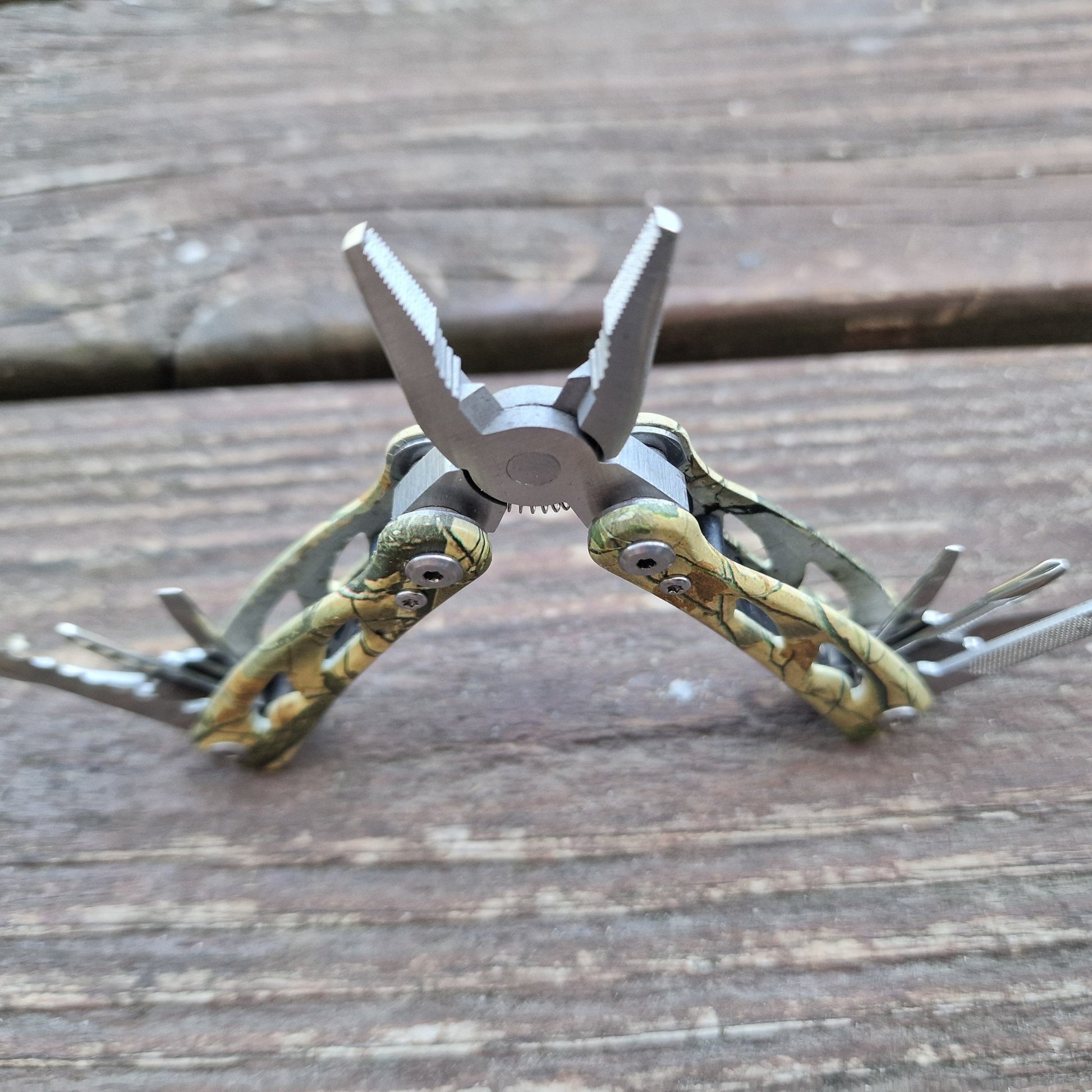 Onmisbaar voor outdoor avonturen – multitool 11 - in - 1, licht en praktisch - THINGS - TO - BUY