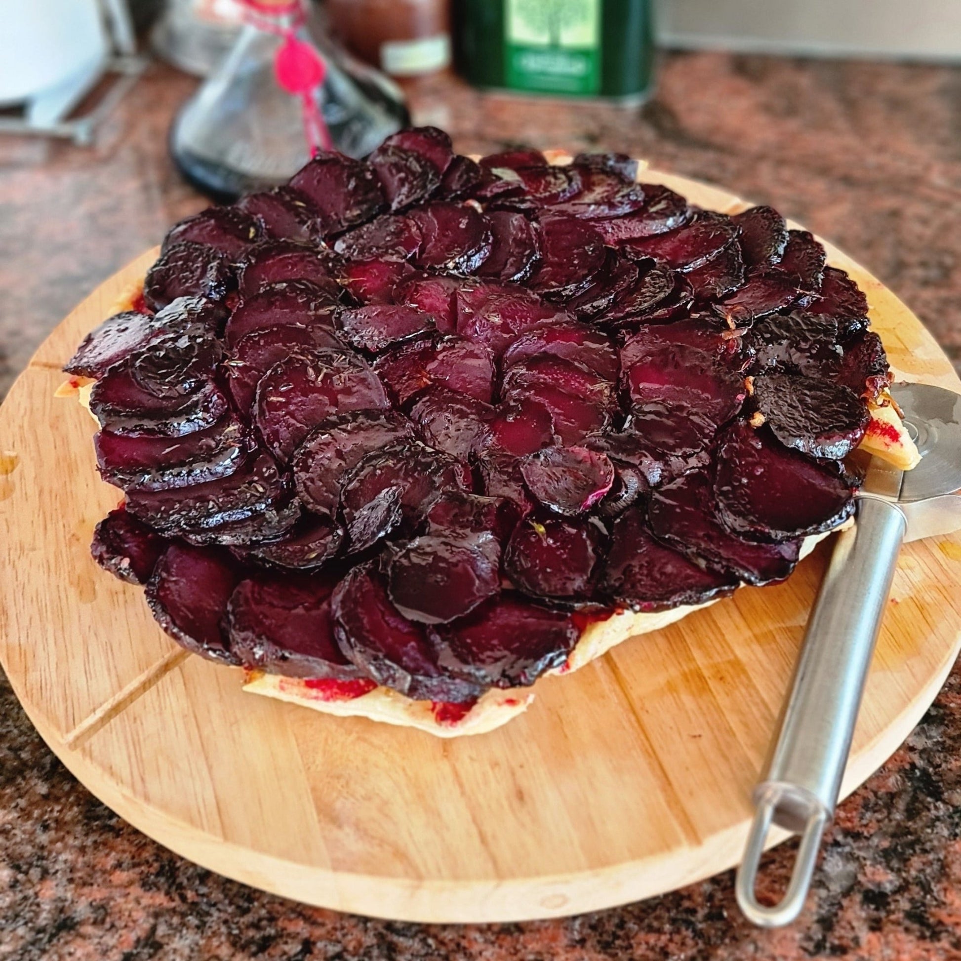 Praktisch en stabiel – draaibaar pizzabord Ø33 cm met snijgroeven en antislip voet - THINGS - TO - BUY